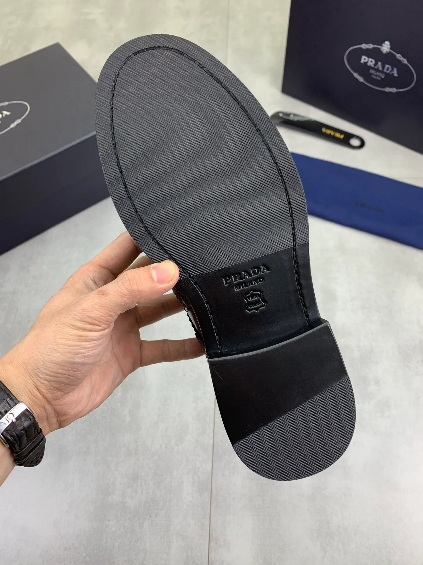 Factory price P980 💰 (genuine leather outsole series) original quality, top version 🔱 ＰＲＡＤＡPrada. Men's business casual leather shoes, top quality cow leather. 1:1 shipment⬆️Luxurious and noble👞All imported original color-changed cowhide, just to create a more comfortable wearing experience. Upper: Original comfortable selected high-end color-changed calfskin➕Top imported water-dyed full cow lining, original lightweight and comfortable high-grade genuine leather outsole✔️Code number: 39-44 (38 45 46 47 can be customized)